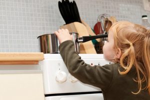 giữ an toàn trẻ khi ở nhà bếp
