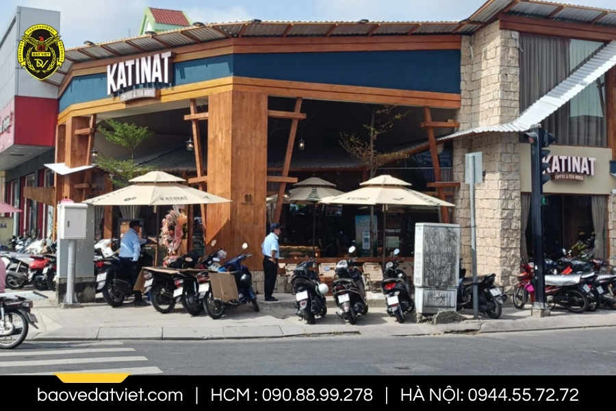 Bảo vệ giữ xe đóng vai trò quan trọng trong việc đảm bảo an ninh, trật tự tại khu vực bãi đỗ xe