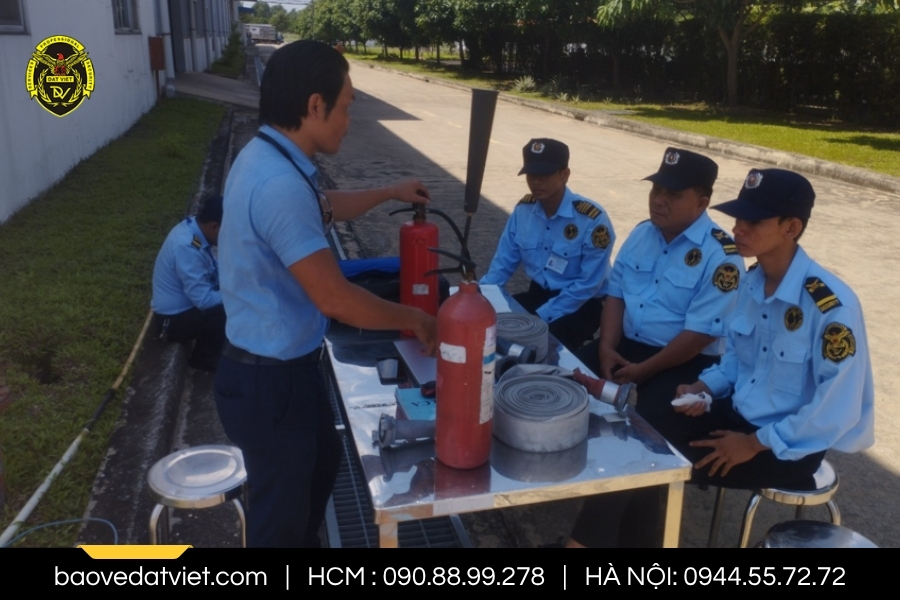 Nhân viên bảo vệ nhà trọ hỗ trợ PCCC và xử lý sự cố
