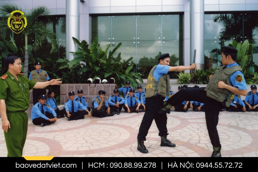 Đội ngũ bảo vệ tại Đất Việt được đào tạo bài bản về nghiệp vụ và kỹ năng xử lý tình huống