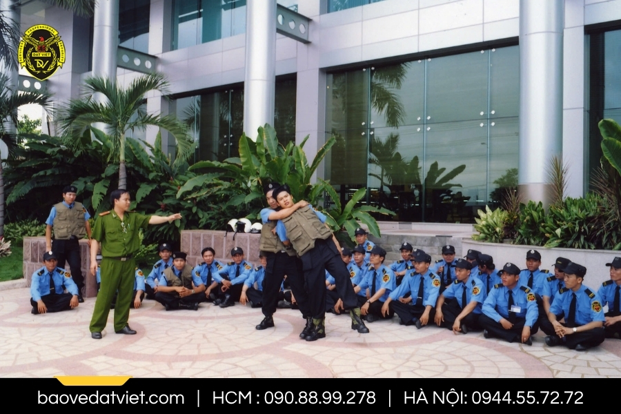 Đội ngũ nhân viên bảo vệ tại công ty Bảo vệ Đất Việt được đào tạo chuyên nghiệp với trình độ chuyên môn cao