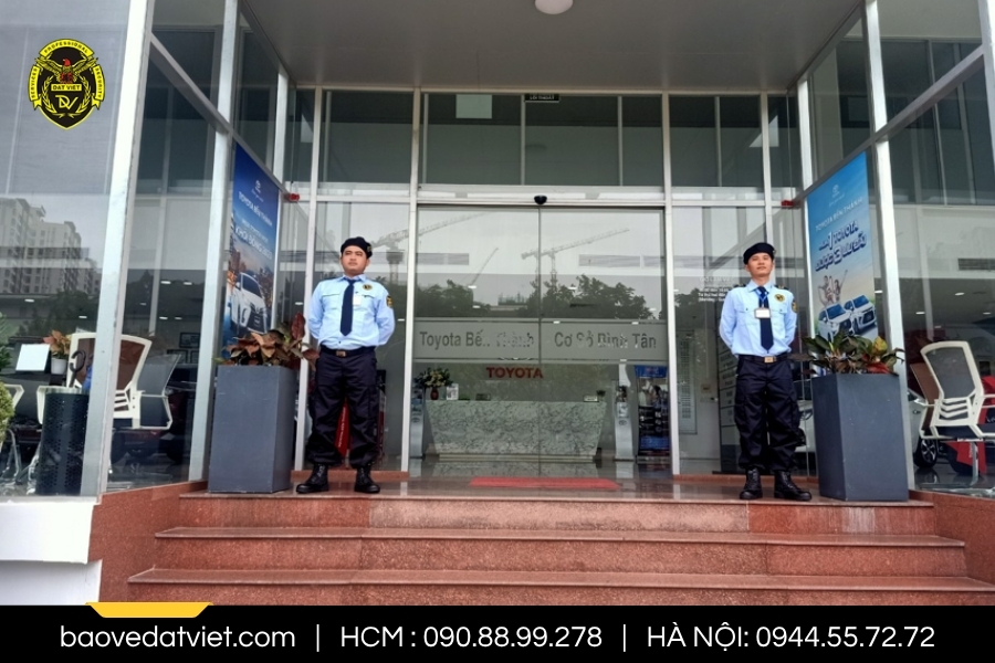Nhân viên bảo vệ có nhiệm vụ kiểm soát người, phương tiện ra vào showroom theo đúng quy định